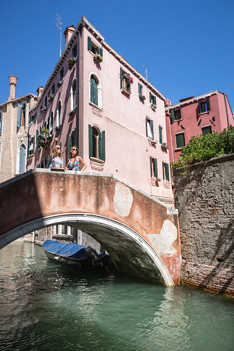 Tourist traveling women in Venezia: summer vacations in Italy