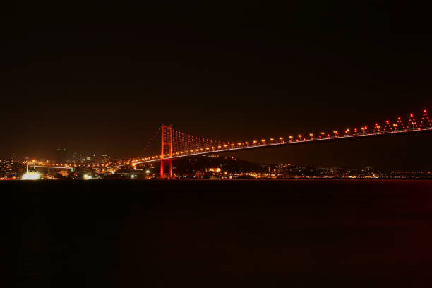 paisagem da ponte do bósforo em istambul turquia com luzes vermelhas à noite - aerial view bosphorus bridge bosphorus bridge - fotografias e filmes do acervo