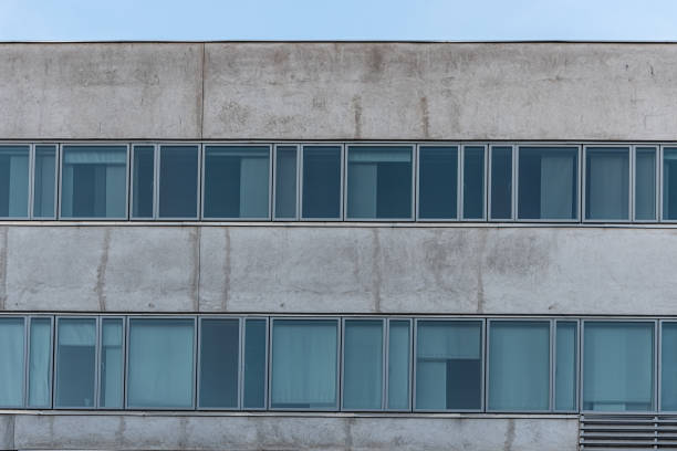 prédio de escritórios de concreto abandonado e epmty - epmty - fotografias e filmes do acervo