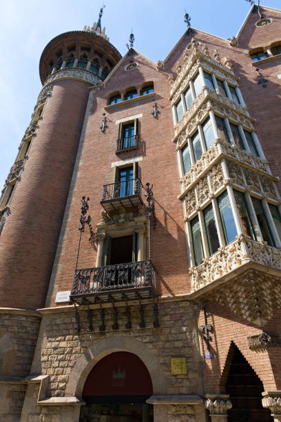 widok na słynny casa de les punxes lub casa terradas. jest to budynek zaprojektowany przez modernistę architekta josepa puiga i cadafalcha. został zbudowany w 1905 roku. - cadafalch zdjęcia i obrazy z banku zdjęć