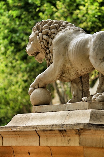 Escultura de león al final del paseo de la Explanada photo