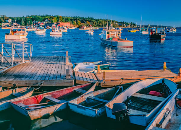 das fischerdorf bass harbor ist im letzten teil des tages warm beleuchtet. - fishing village stock-fotos und bilder