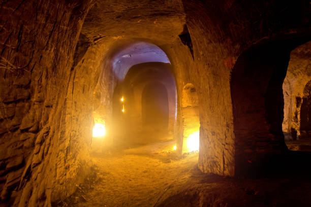 tempio sotterraneo sotterraneo abbandonato buio illuminato da candele - cave church foto e immagini stock