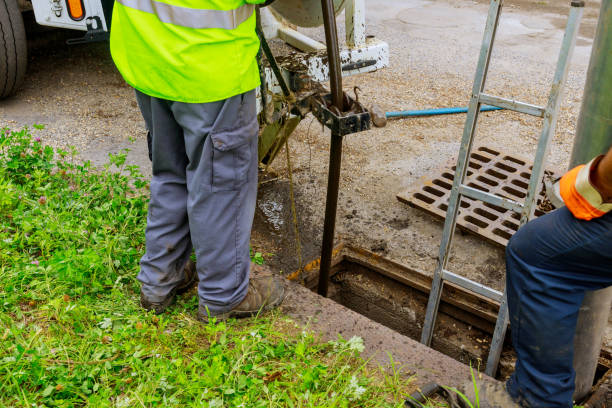 nettoyage du réseau d’égouts équipement spécial, service de services publics de la ville. - working plumber water pipe repairing photos et images de collection