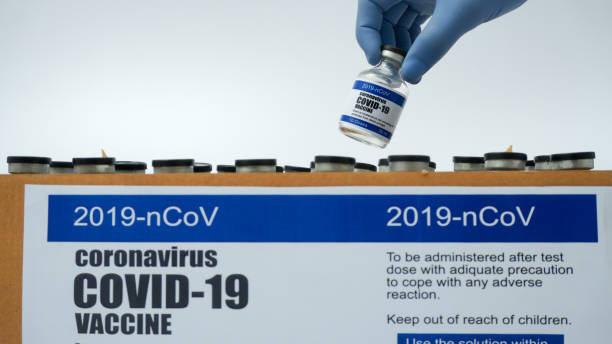 Covid-19 Corona Virus 2019-ncov vaccine vials medicine drug bottles injection blue nitrile surgical gloves box. Vaccination, immunization, treatment to cure Covid 19 Corona Virus infection Concept. covid-19 corona virus 2019-ncov viales de la vacuna medicamentos botellas de medicamentos inyección azul nitrilo caja de guantes quirúrgicos. vacunación, inmunización, tratamiento para curar la infección por el virus covid 19 corona concepto.