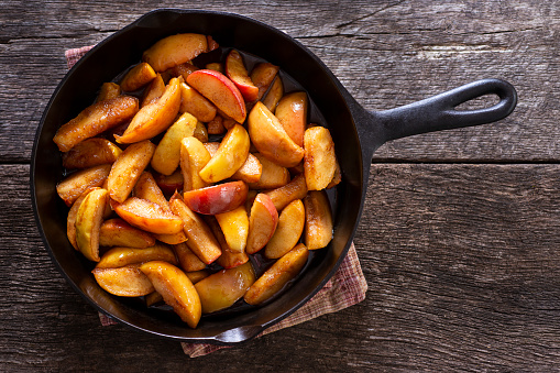 Cinnamon Apples in a Cast Iron Skillet