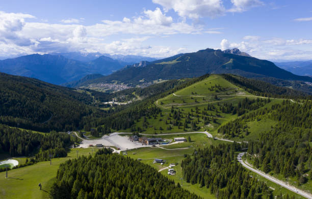 folgaria, alpe cimbra , włochy - widok z lotu ptaka na folgaria - trentino alto adige zdjęcia i obrazy z banku zdjęć