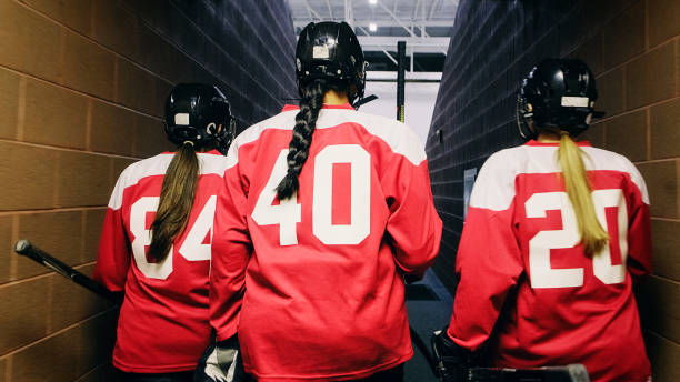 woman hockey player - clothing team sport serious viewpoint imagens e fotografias de stock