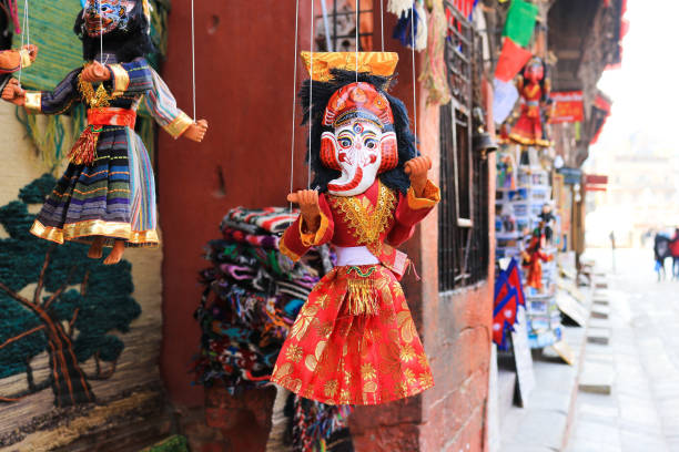 네팔 카트만두에서 네팔 의 화려한 꼭두각시 인형 인형 - nepal bazaar kathmandu textile 뉴스 사진 이미지