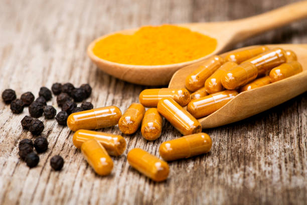 curcuma und pfefferkörner - vitamin pill nutritional supplement capsule antioxidant stock-fotos und bilder