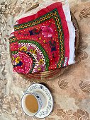 tasse-tee-und-chapati.jpg?b=1&s=170x170&k=20&c=9mw6io4EBxf5B-9fzoO7hGAfhUJSJqPHK6_G7v2Wzfo=