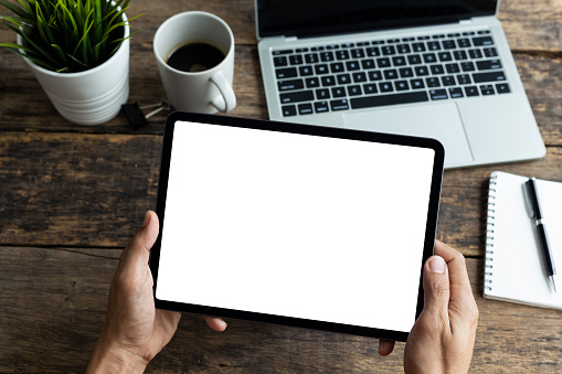 Tableta de imagen de maqueta, mano de hombre sosteniendo la tableta PC con pantalla blanca en blanco photo