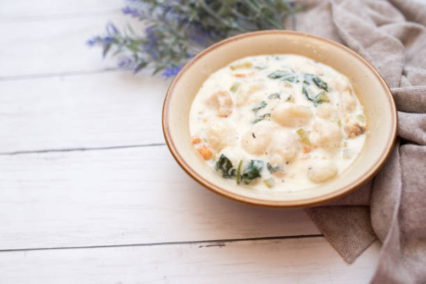 zupa z kurczaka gnocchi - soup carrot celery chicken zdjęcia i obrazy z banku zdjęć