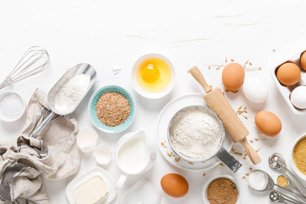 cottura del pane fatto in casa sul piano di lavoro della cucina bianca con ingredienti per cucinare, sfondo culinario, spazio di copia, vista aerea - ingredient foto e immagini stock