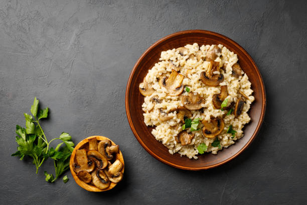 tradicional refeição culinária italiana - risoto vegetariano com cogumelos. - edible mushroom mushroom fungus porcini mushroom - fotografias e filmes do acervo