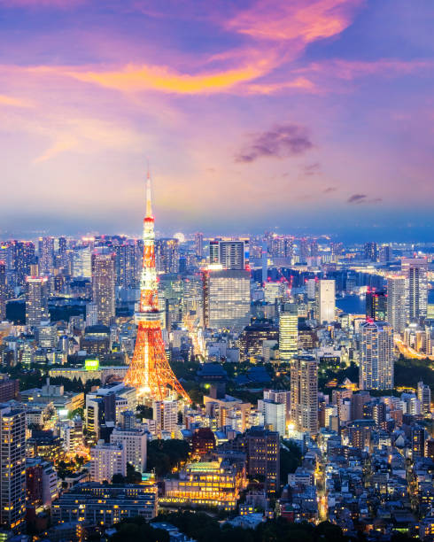 paysage urbain de l’horizon de tokyo, vue sur les gratte-ciel aériens de l’immeuble de bureaux et du centre-ville de tokyo dans la soirée. - tokyo prefecture tokyo tower night skyline photos et images de collection