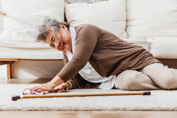 asiatische seniorin fällt allein zu hause auf den boden. ältere frauen schmerzen und verletzt durch osteoporose krankheit oder herzinfarkt. alte erwachsenenlebensversicherung mit gesundheits- und behandlungskonzept - falling senior adult people one person stock-fotos und bilder