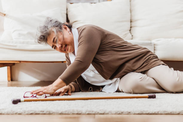 asian senior woman falling down lying on floor at home alone. elderly woman pain and hurt from osteoporosis sickness or heart attack. old adult life insurance with health care and treatment concept - cair no sofá imagens e fotografias de stock