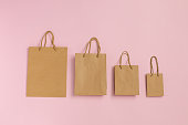 mock-up-von-leeren-handwerk-paket-mockup-von-handwerk-papier-einkaufstaschen-mit-griffen-auf.jpg?b=1&s=170x170&k=20&c=ugUGAqeGMrRdxDi1zQ_auCywHuZ3cK4ihkzUhnaIm3w=