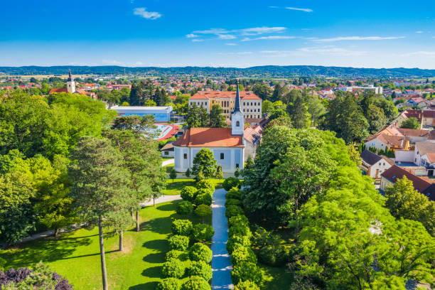 vista aérea panorâmica da cidade de koprivnica na região de podravina na croácia - koprivnica croatia - fotografias e filmes do acervo