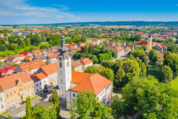 vista aérea panorâmica da cidade de koprivnica na região de podravina na croácia - koprivnica croatia - fotografias e filmes do acervo