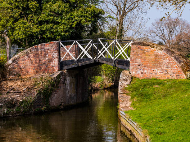 istock A split canal bridge on the Stratford Canal 1251115617
