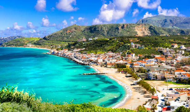 atemberaubende aussicht auf die bucht von kalyves und den strand. schöne insel kreta, creece - town village panoramic green stock-fotos und bilder