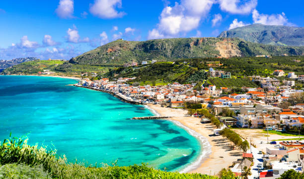 потрясающий вид на залив калывес и пляж. красивый остров крит, крис - town village panoramic green стоковые фото и изображения