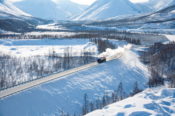 сценический зимний лесной пейзаж на колымском шоссе (дорога костей) - arctic circle wintry landscape mountain mountain range стоковые фото и изображения