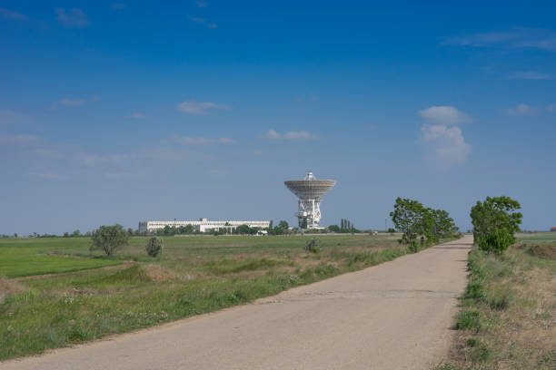 paisagem natural com vista para o radiotelescópio rt-70. - yevpatoria - fotografias e filmes do acervo