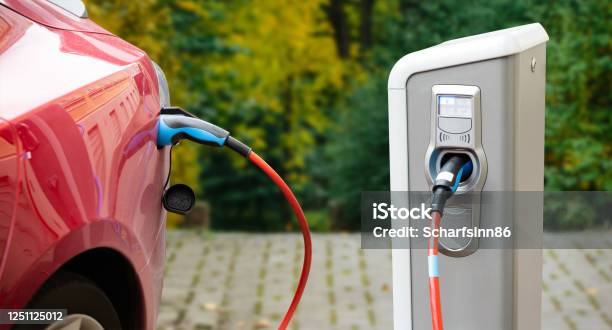 Şarjlı Elektrikli Otomobilin Yakın Çekim Stok Fotoğraflar & Elektrikli Araba‘nin Daha Fazla Resimleri - Elektrikli Araba, Elektrikli araç, Şarj Etme