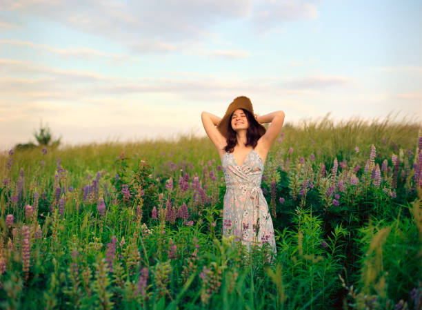 retrato de una joven caucásica al aire libre en verano - floral dress fotografías e imágenes de stock