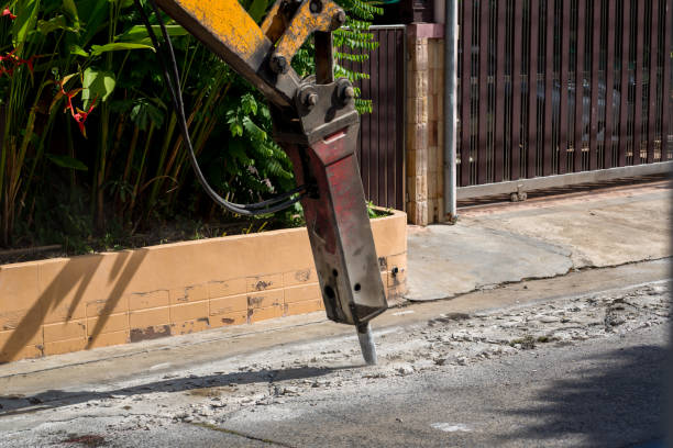 escavatore che rompe e fora la strada in calcestruzzo per la riparazione. grande martello pneumatico montato sul braccio idraulico di un'attrezzatura da costruzione. veicoli da costruzione riparazione martello pneumatico stradale.forato - 11900 foto e immagini stock