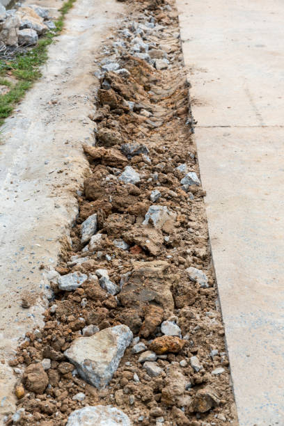 壊れた道路の亀裂テクスチャ。建設後、ジャックハンマーで表面を掘削しました。掘削機の掘削から壊れたコンクリート。道路は掘られ、排水溝を作成するために掘削されました。 - 11909 ストックフォトと画像