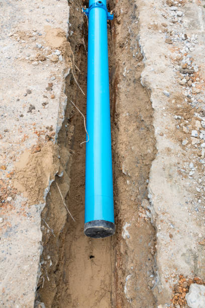 cantiere con nuovi tubi dell'acqua nel terreno. tubi fognari da riparare o ripristinare in strada città - 11915 foto e immagini stock