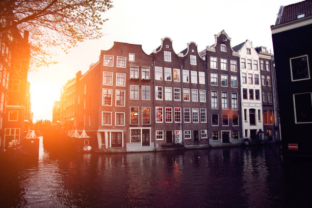 quartiere a luci rosse ad amsterdam al tramonto - prostitution night horizontal outdoors foto e immagini stock