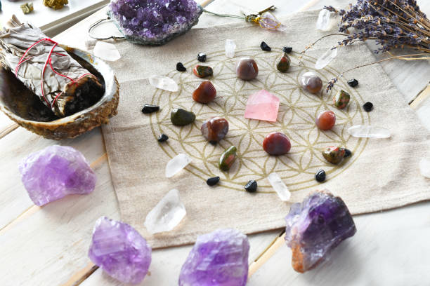 self love crystal grid et white sage - chakra crystal recovery spirituality photos et images de collection