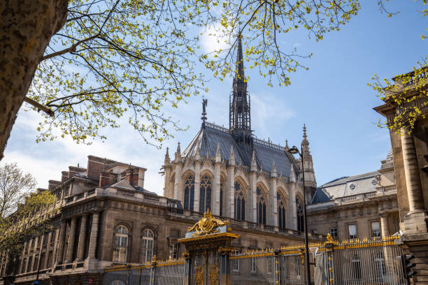 sainte chapelle und justizpalast in paris - arc de triomphe du carrousel stock-fotos und bilder