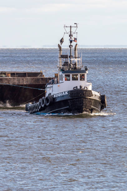 tug kodiak pulling barge into new bedford - eastman kodak company fotos imagens e fotografias de stock