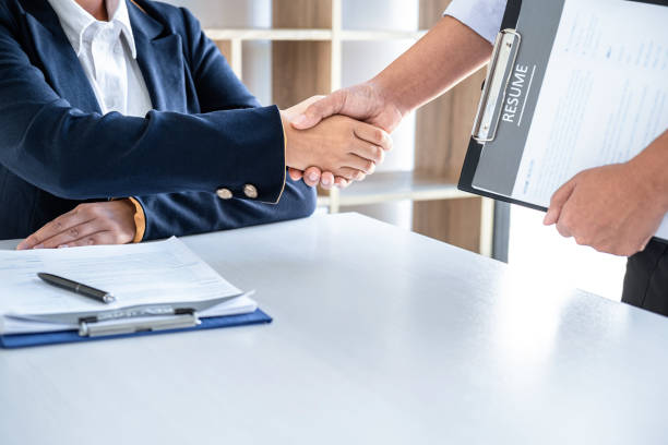 saludo a nuevos colegas, handshake durante la entrevista de trabajo, candidata femenina estrechando la mano con el entrevistador o el empleador después de una entrevista de trabajo, empleo y concepto de reclutamiento - thinking professional occupation unemployment job search fotografías e imágenes de stock