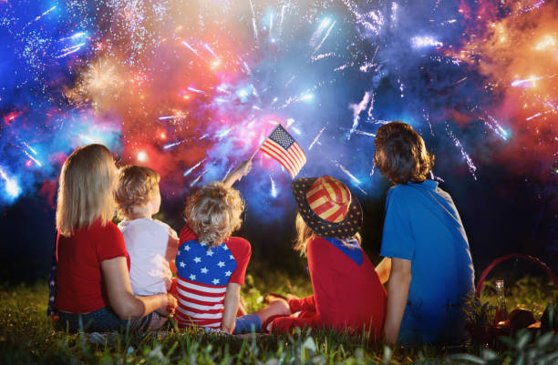 famille américaine le jour de l’indépendance. 4 juillet. - usa child flag the americas photos et images de collection
