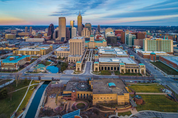 aerial view of downtown indianapolis indiana state capitol at sunset - indianapolis skyline cityscape indiana imagens e fotografias de stock