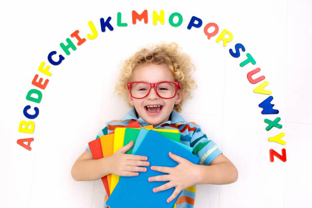 kinder lernen buchstaben des alphabets und lesen - reading and writing classroom alphabet learning stock-fotos und bilder