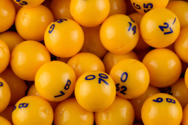 stos żółtych ponumerowanych kul bingo - out numbered zdjęcia i obrazy z banku zdjęć