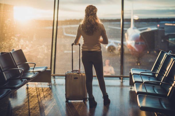 공항에서 곱슬 여성의 후면 보기. - airport women waiting business travel 뉴스 사진 이미지