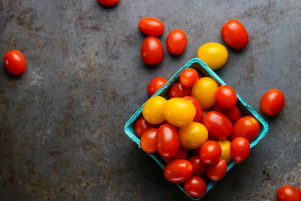 tomates - heirloom cherry tomato photos et images de collection