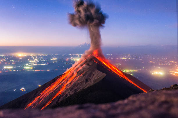 vulkan des feuers - eruption stock-fotos und bilder