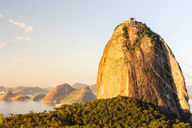 paysage de rio de janeiro, colline de pain de sucre, lumière de fin de jour - rio de janeiro brazil sugarloaf mountain marina photos et images de collection