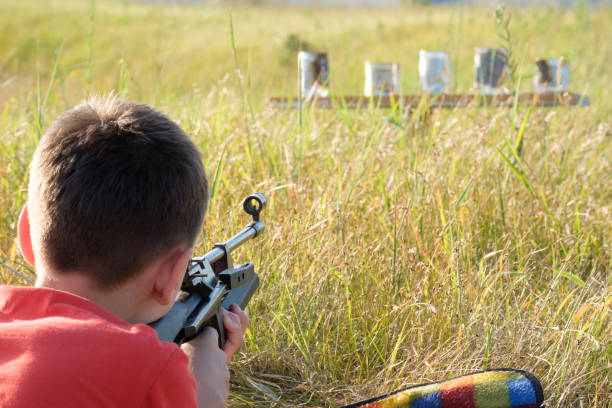 エアライフルで撮影若い男の子 (風景) - air rifle ストックフォトと画像