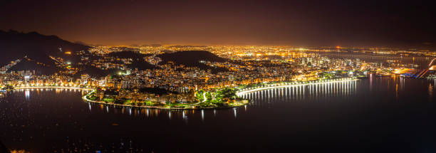 paisagem da cidade do rio de janeiro à noite, zona sul do rio. - brazil sea nautical vessel urca - fotografias e filmes do acervo